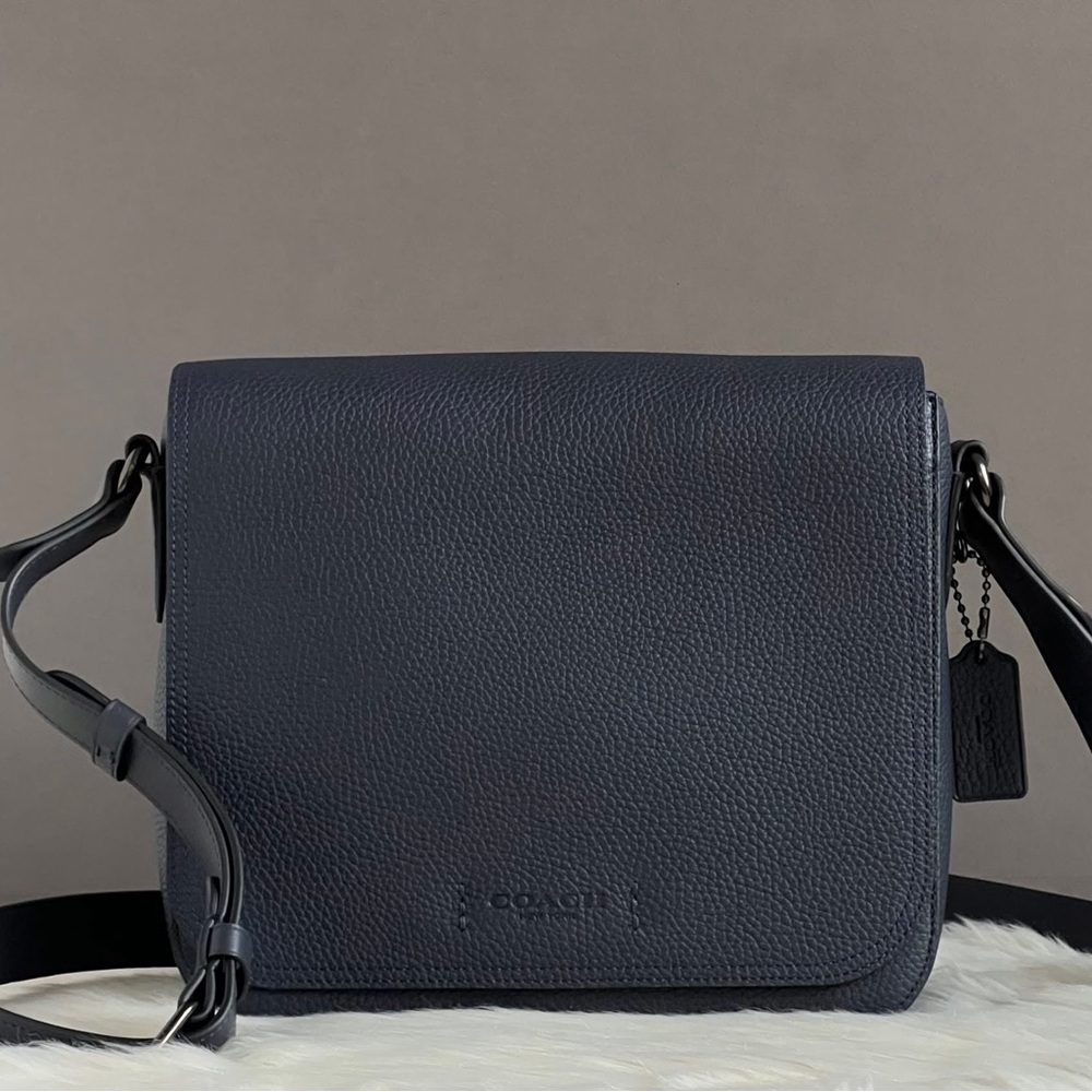 C0241 - Coach Gotham Messenger 27